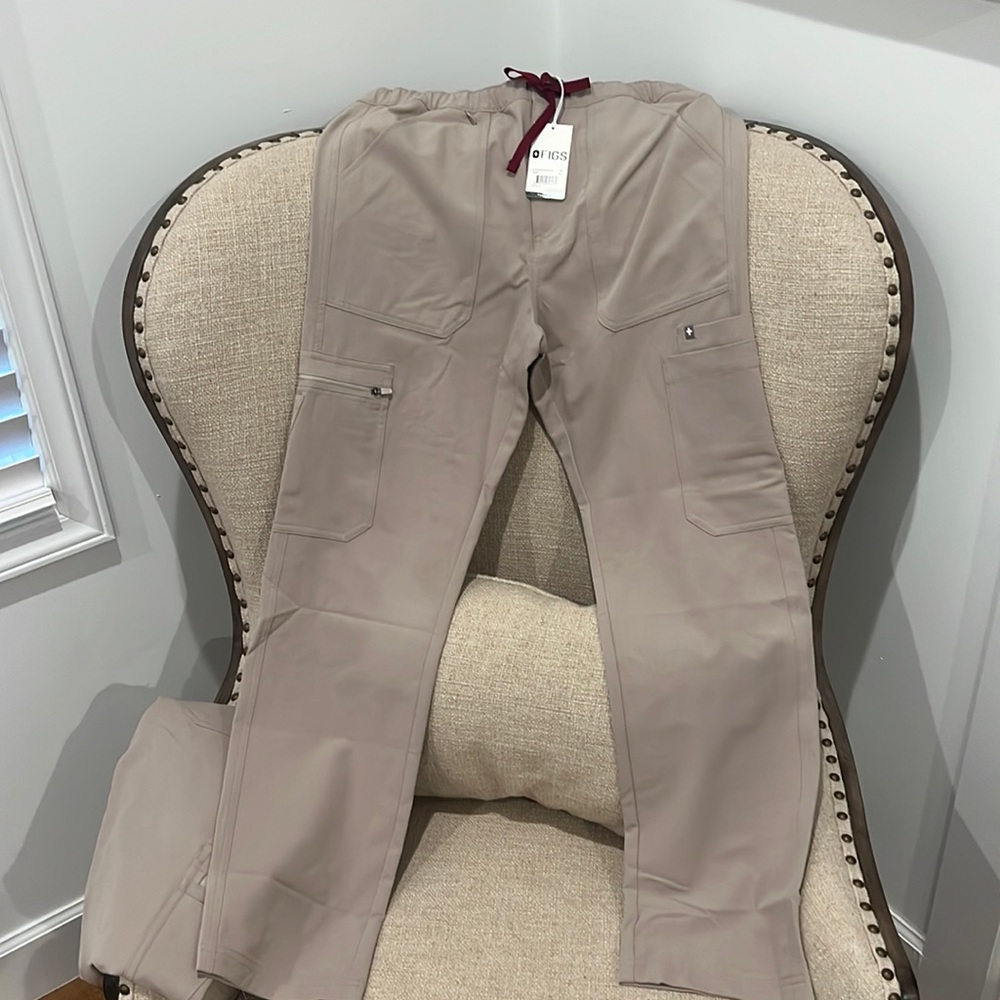 Figs Cairo scrub cargo pants ( PRICE IS FIRM)